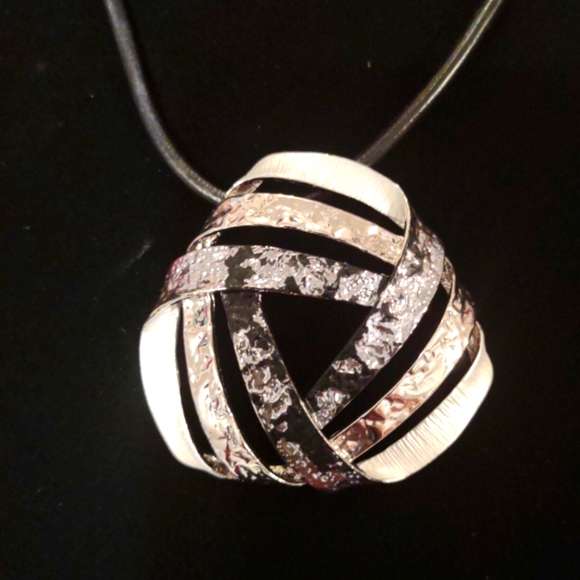 2 Fashion Necklaces Black & Silver - Picture 3 of 9